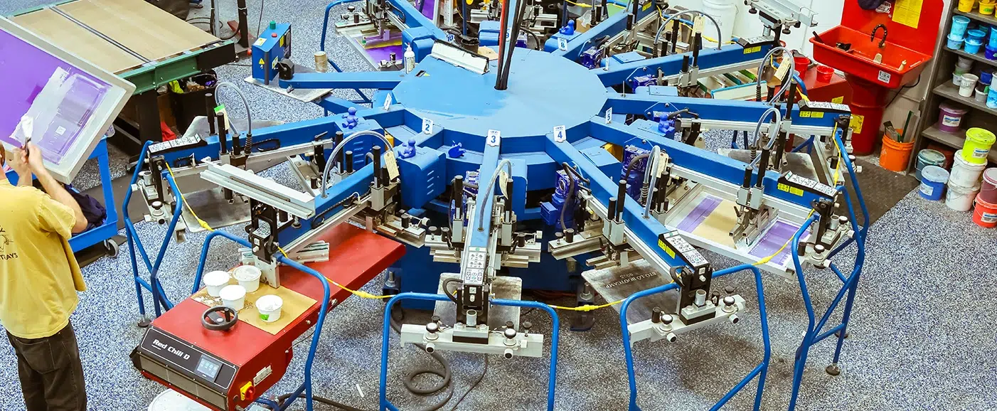 Automatic screen printing press operating in a shop